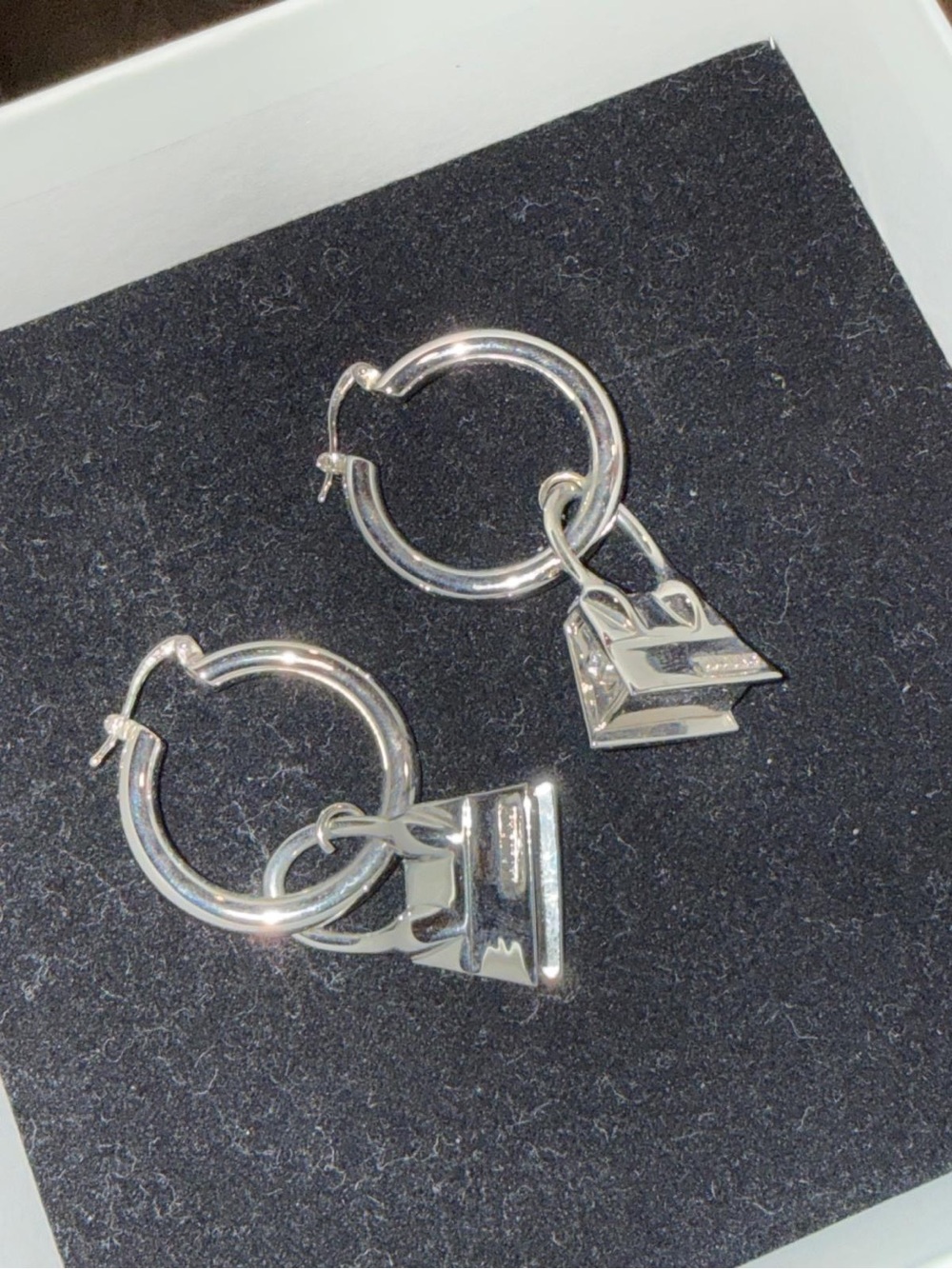 Jacquemus gold Chiquito hoop earrings with mini bag charm - Picture 5 of 8